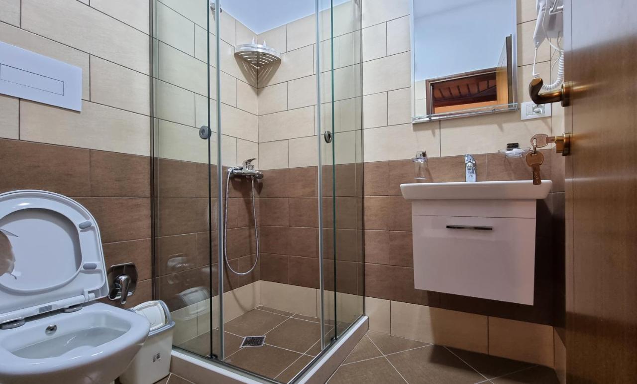 Master Hotel Μπεράτ Εξωτερικό φωτογραφία